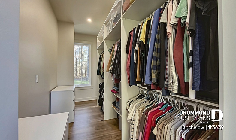 Photo Walk-in closet - Birchview