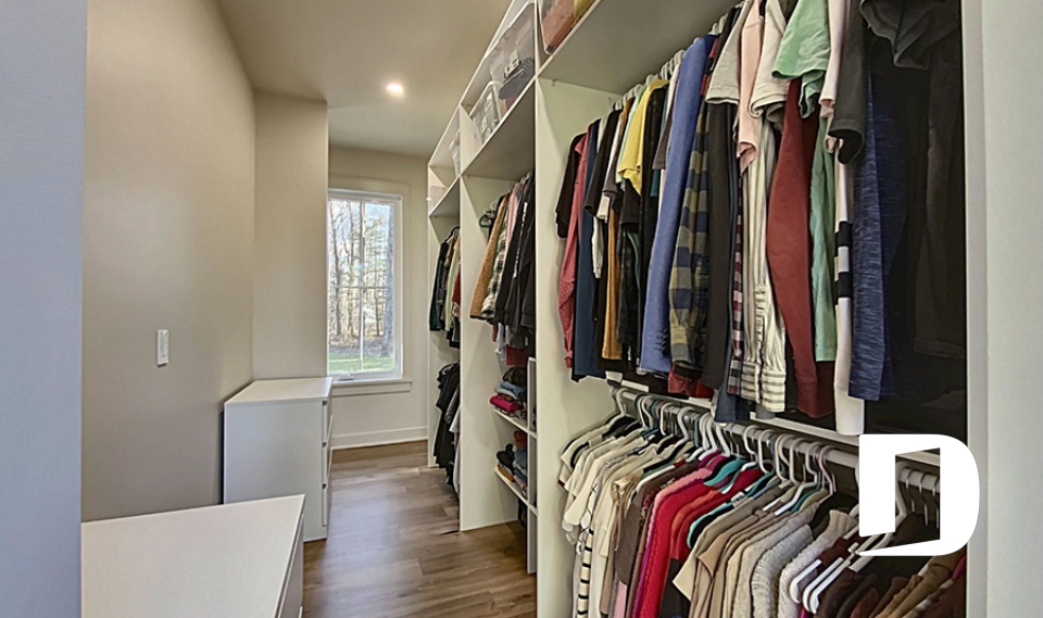 Photo Walk-in closet - Birchview